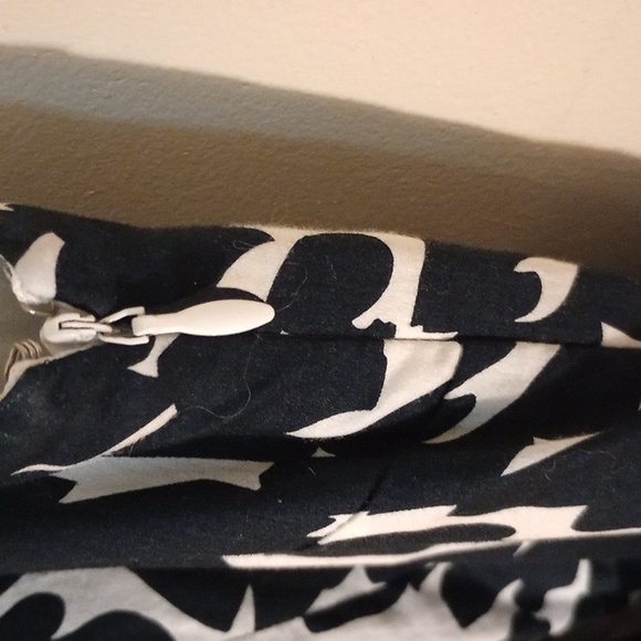 ANN TAYLOR PETITES, BLACK & WHITE PRINT, SLEEVELESS,SLIGHTLY FLARED SKIRT. - Picture 5 of 8